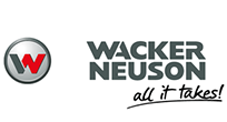 Das Logo von Wacker Neuson besteht aus einem Metallkreis mit einem roten W auf der linken Seite und dem Firmennamen WACKER NEUSON mit dem Slogan all it takes! in schwarzer Schrift auf der rechten Seite.